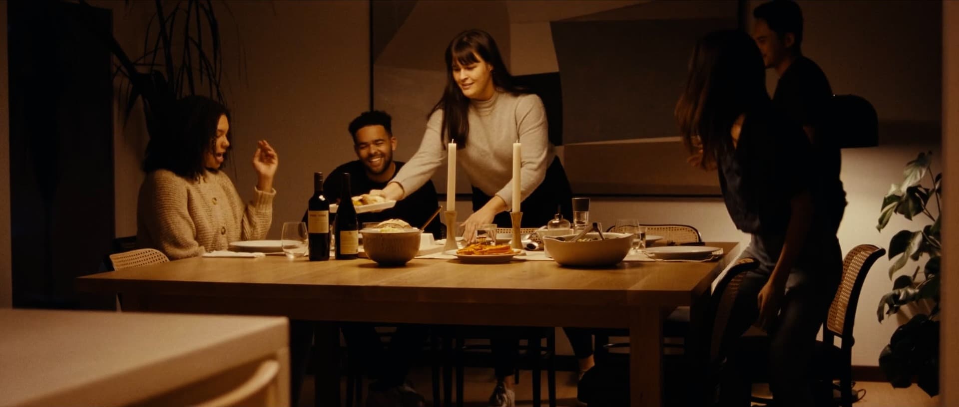 Vrienden aan tafel tijdens een gezamenlijke maaltijd